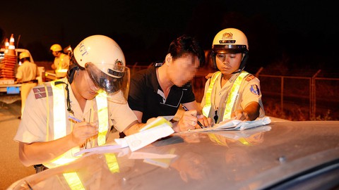 Tăng nặng hình phạt để nghiêm trị lái xe say xỉn - Ảnh 1. Tăng nặng hình phạt để nghiêm trị lái xe say xỉn - Ảnh 1.