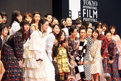 Hồng Ánh, Liên Bỉnh Phát lên thảm đỏ Liên hoan phim Tokyo - Ảnh 9. Hồng Ánh, Liên Bỉnh Phát lên thảm đỏ Liên hoan phim Tokyo - Ảnh 9.
