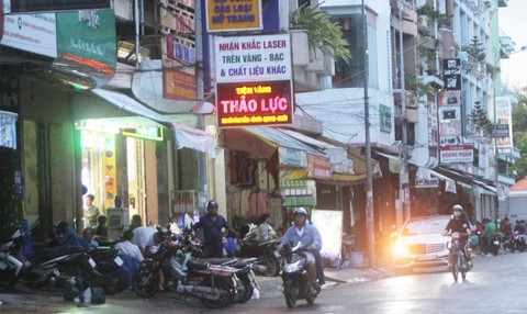 Vụ 100 USD: Phạt doanh nghiệp theo lệnh khám nhà? - Ảnh 1. Vụ 100 USD: Phạt doanh nghiệp theo lệnh khám nhà? - Ảnh 1.