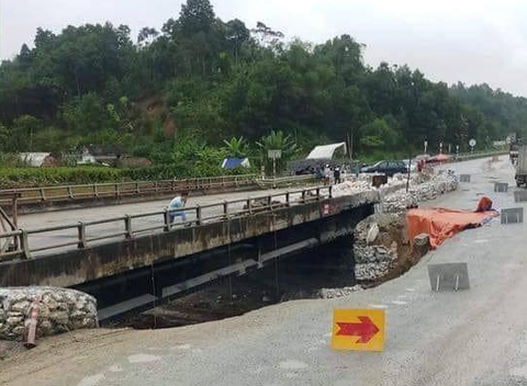 Đường tạm trên cao tốc Nội Bài - Lào Cai sạt lở nặng - Ảnh 1. Đường tạm trên cao tốc Nội Bài - Lào Cai sạt lở nặng - Ảnh 1.