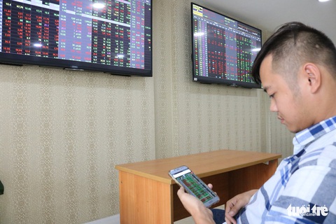 Chứng khoán đỏ sàn, VN Index bám trụ mốc 900 điểm - Ảnh 1. Chứng khoán đỏ sàn, VN Index bám trụ mốc 900 điểm - Ảnh 1.