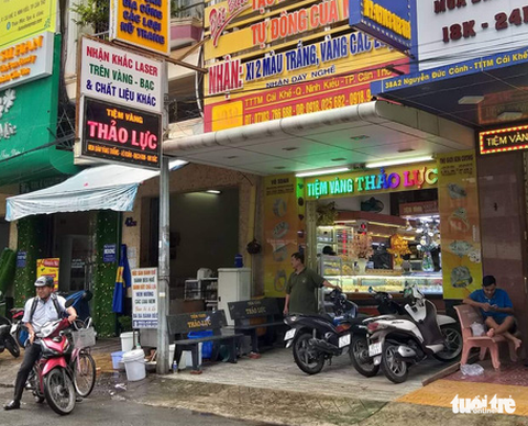 Chủ tiệm vàng bị xét nhà, tịch thu kim cương cân nhắc khởi kiện - Ảnh 1. Chủ tiệm vàng bị xét nhà, tịch thu kim cương cân nhắc khởi kiện - Ảnh 1.