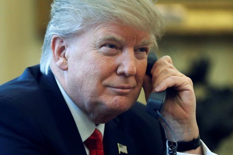 Ông Trump bác bỏ việc dùng iPhone để gọi điện - Ảnh 1. Ông Trump bác bỏ việc dùng iPhone để gọi điện - Ảnh 1.