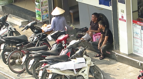 Băng nhóm trấn lột du khách ở hồ Hoàn Kiếm hoạt động ra sao? - Ảnh 10. Băng nhóm trấn lột du khách ở hồ Hoàn Kiếm hoạt động ra sao? - Ảnh 10.