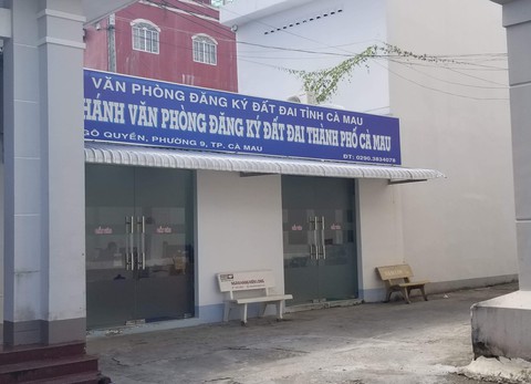 Khởi tố cán bộ văn phòng đăng ký đất đai nhận hối lộ - Ảnh 1. Khởi tố cán bộ văn phòng đăng ký đất đai nhận hối lộ - Ảnh 1.