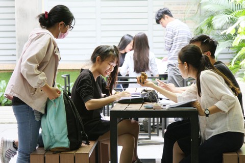 Giảng viên vượt chuẩn tiếng Anh được nâng lương trước hạn - Ảnh 1. Giảng viên vượt chuẩn tiếng Anh được nâng lương trước hạn - Ảnh 1.