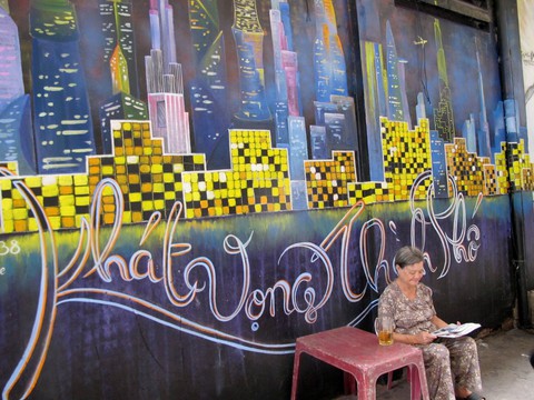 Tranh tường, graffiti và... bôi bẩn đường phố - Ảnh 1. Tranh tường, graffiti và... bôi bẩn đường phố - Ảnh 1.