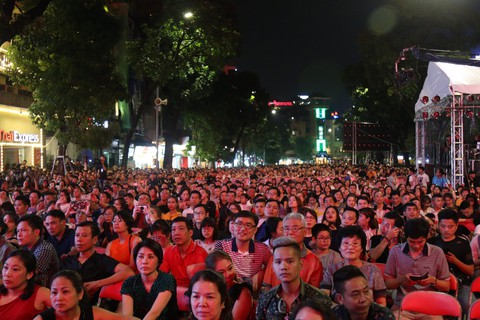 Tuấn Hưng nức nở quỳ gối tri ân khán giả trong liveshow Cảm ơn - Ảnh 13. Tuấn Hưng nức nở quỳ gối tri ân khán giả trong liveshow Cảm ơn - Ảnh 13.