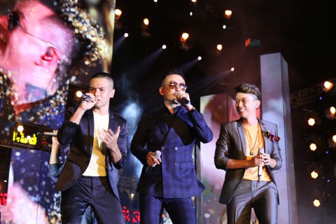Tuấn Hưng nức nở quỳ gối tri ân khán giả trong liveshow Cảm ơn - Ảnh 4. Tuấn Hưng nức nở quỳ gối tri ân khán giả trong liveshow Cảm ơn - Ảnh 4.