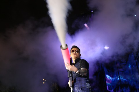Tuấn Hưng nức nở quỳ gối tri ân khán giả trong liveshow Cảm ơn - Ảnh 12. Tuấn Hưng nức nở quỳ gối tri ân khán giả trong liveshow Cảm ơn - Ảnh 12.