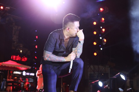 Tuấn Hưng nức nở quỳ gối tri ân khán giả trong liveshow Cảm ơn - Ảnh 9. Tuấn Hưng nức nở quỳ gối tri ân khán giả trong liveshow Cảm ơn - Ảnh 9.