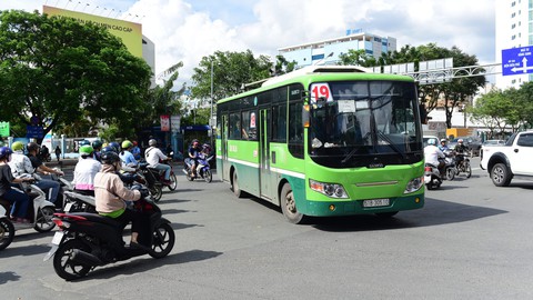 Bất thường trợ giá xe buýt - Ảnh 1. Bất thường trợ giá xe buýt - Ảnh 1.