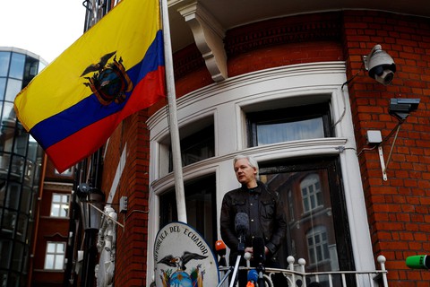 Nhà sáng lập WikiLeaks sẽ ra đầu thú nếu không bị dẫn độ về Mỹ - Ảnh 2. Nhà sáng lập WikiLeaks sẽ ra đầu thú nếu không bị dẫn độ về Mỹ - Ảnh 2.