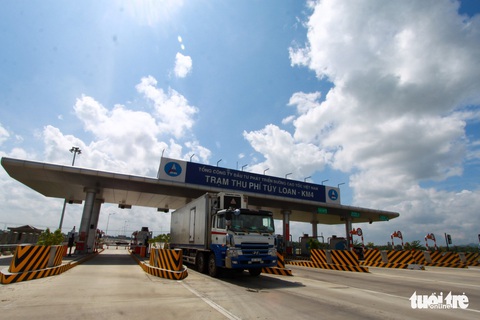 Xe thưa thớt trên cao tốc Đà Nẵng - Quảng Ngãi ngày thu phí lại - Ảnh 2. Xe thưa thớt trên cao tốc Đà Nẵng - Quảng Ngãi ngày thu phí lại - Ảnh 2.