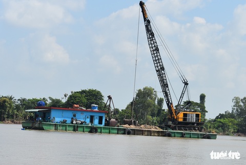 Sà lan cát gãy đôi trên sông Hậu, mẹ chết, con 2 tuổi mất tích - Ảnh 1. Sà lan cát gãy đôi trên sông Hậu, mẹ chết, con 2 tuổi mất tích - Ảnh 1.