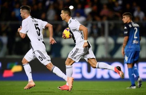 Ronaldo lập siêu phẩm, Juventus lội ngược dòng - Ảnh 1. Ronaldo lập siêu phẩm, Juventus lội ngược dòng - Ảnh 1.