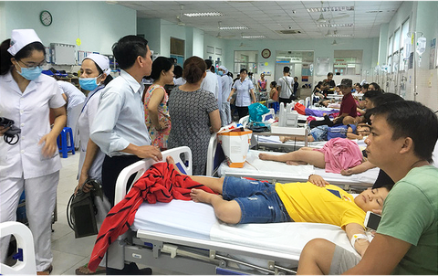 Ăn bánh mì, 40 người bị ngộ độc nhập viện - Ảnh 1. Ăn bánh mì, 40 người bị ngộ độc nhập viện - Ảnh 1.