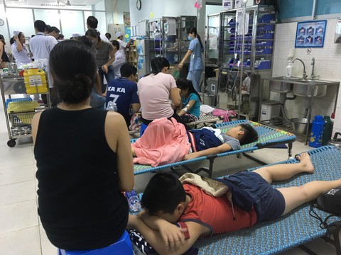 Ăn bánh mì, 40 người bị ngộ độc nhập viện - Ảnh 4. Ăn bánh mì, 40 người bị ngộ độc nhập viện - Ảnh 4.