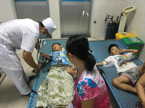 Ăn bánh mì, 40 người bị ngộ độc nhập viện - Ảnh 3. Ăn bánh mì, 40 người bị ngộ độc nhập viện - Ảnh 3.