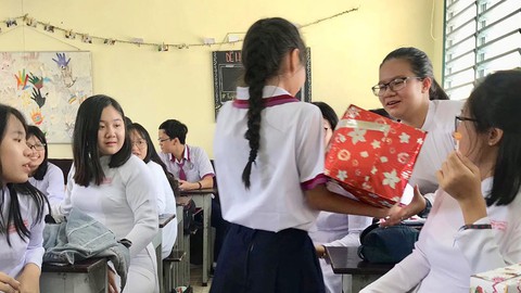 Học trò Sài Gòn tặng nhau... bịch muối để tình bạn đậm đà hơn - Ảnh 1. Học trò Sài Gòn tặng nhau... bịch muối để tình bạn đậm đà hơn - Ảnh 1.