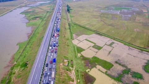 Xe tải tông xe khách, cao tốc Nội Bài - Lào Cai ùn tắc kéo dài - Ảnh 2. Xe tải tông xe khách, cao tốc Nội Bài - Lào Cai ùn tắc kéo dài - Ảnh 2.