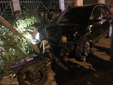 Phó công an Đồng Xoài lái ôtô tông nhiều xe máy, 2 người nhập viện - Ảnh 1. Phó công an Đồng Xoài lái ôtô tông nhiều xe máy, 2 người nhập viện - Ảnh 1.