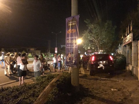 Phó công an Đồng Xoài lái ôtô tông nhiều xe máy, 2 người nhập viện - Ảnh 2. Phó công an Đồng Xoài lái ôtô tông nhiều xe máy, 2 người nhập viện - Ảnh 2.