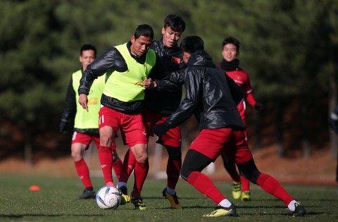Tuyển VN thua CLB Seoul E-Land 0-2 trước khi rời Hàn Quốc - Ảnh 1. Tuyển VN thua CLB Seoul E-Land 0-2 trước khi rời Hàn Quốc - Ảnh 1.