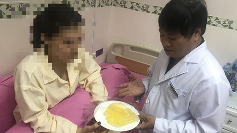 Nữ ca sĩ bị vỡ túi độn ngực khi đi máy bay - Ảnh 1. Nữ ca sĩ bị vỡ túi độn ngực khi đi máy bay - Ảnh 1.