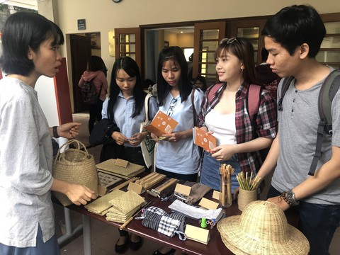 Sinh viên lên rẫy học làm kinh tế xanh - Ảnh 2. Sinh viên lên rẫy học làm kinh tế xanh - Ảnh 2.