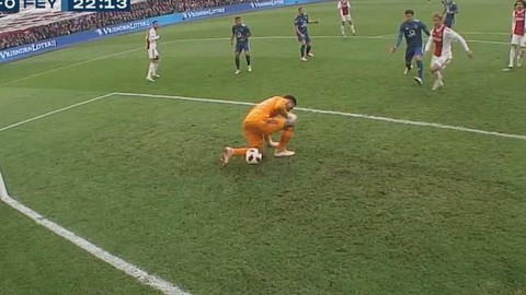 Video pha bắt bóng hài hước của thủ môn đội Feyenoord - Ảnh 2. Video pha bắt bóng hài hước của thủ môn đội Feyenoord - Ảnh 2.