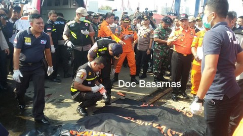 Rơi máy bay tại Indonesia: Xác định vị trí hai hộp đen - Ảnh 4. Rơi máy bay tại Indonesia: Xác định vị trí hai hộp đen - Ảnh 4.