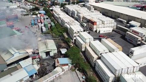 Cháy kho chứa lốp ôtô tại Khu công nghiệp Đình Vũ - Ảnh 2. Cháy kho chứa lốp ôtô tại Khu công nghiệp Đình Vũ - Ảnh 2.