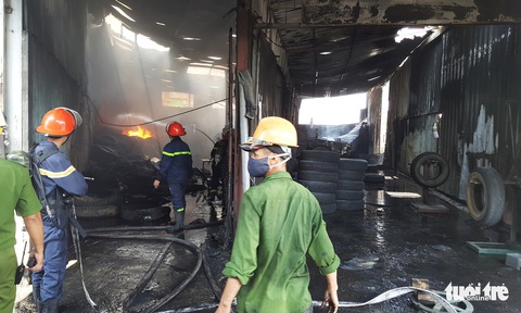 Cháy kho chứa lốp ôtô tại Khu công nghiệp Đình Vũ - Ảnh 6. Cháy kho chứa lốp ôtô tại Khu công nghiệp Đình Vũ - Ảnh 6.