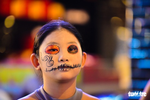 Bạn trẻ Sài Gòn hóa trang tại phố Tây trước dịp lễ Halloween - Ảnh 9. Bạn trẻ Sài Gòn hóa trang tại phố Tây trước dịp lễ Halloween - Ảnh 9.