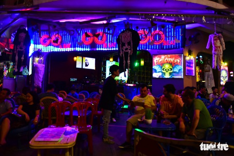 Bạn trẻ Sài Gòn hóa trang tại phố Tây trước dịp lễ Halloween - Ảnh 2. Bạn trẻ Sài Gòn hóa trang tại phố Tây trước dịp lễ Halloween - Ảnh 2.