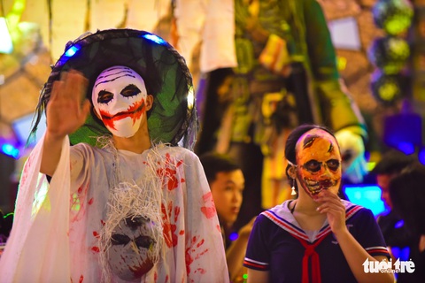 Bạn trẻ Sài Gòn hóa trang tại phố Tây trước dịp lễ Halloween - Ảnh 4. Bạn trẻ Sài Gòn hóa trang tại phố Tây trước dịp lễ Halloween - Ảnh 4.