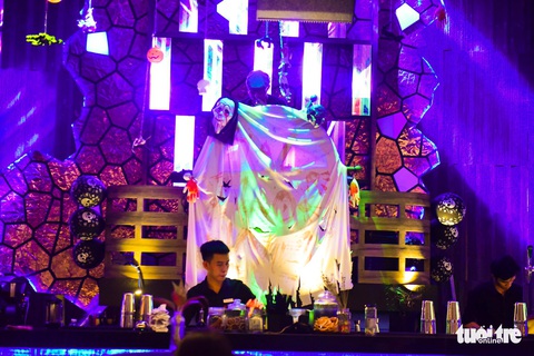 Bạn trẻ Sài Gòn hóa trang tại phố Tây trước dịp lễ Halloween - Ảnh 3. Bạn trẻ Sài Gòn hóa trang tại phố Tây trước dịp lễ Halloween - Ảnh 3.