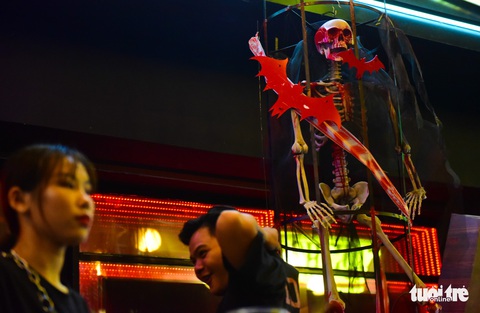 Bạn trẻ Sài Gòn hóa trang tại phố Tây trước dịp lễ Halloween - Ảnh 1. Bạn trẻ Sài Gòn hóa trang tại phố Tây trước dịp lễ Halloween - Ảnh 1.