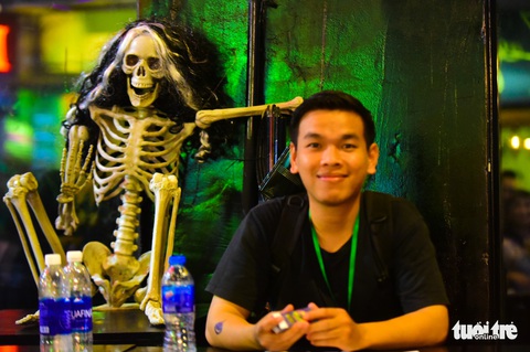 Bạn trẻ Sài Gòn hóa trang tại phố Tây trước dịp lễ Halloween - Ảnh 6. Bạn trẻ Sài Gòn hóa trang tại phố Tây trước dịp lễ Halloween - Ảnh 6.