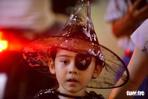Bạn trẻ Sài Gòn hóa trang tại phố Tây trước dịp lễ Halloween - Ảnh 10. Bạn trẻ Sài Gòn hóa trang tại phố Tây trước dịp lễ Halloween - Ảnh 10.