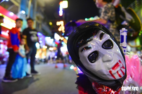 Bạn trẻ Sài Gòn hóa trang tại phố Tây trước dịp lễ Halloween - Ảnh 11. Bạn trẻ Sài Gòn hóa trang tại phố Tây trước dịp lễ Halloween - Ảnh 11.
