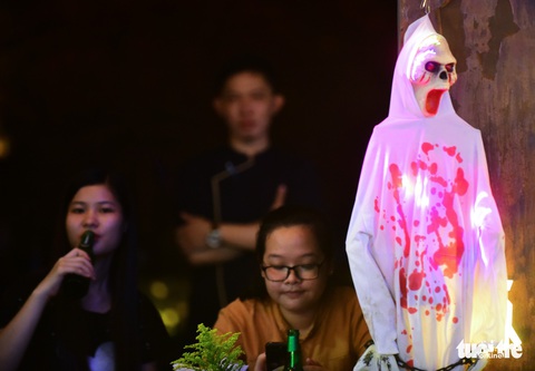 Bạn trẻ Sài Gòn hóa trang tại phố Tây trước dịp lễ Halloween - Ảnh 13. Bạn trẻ Sài Gòn hóa trang tại phố Tây trước dịp lễ Halloween - Ảnh 13.