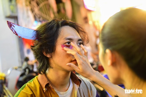 Bạn trẻ Sài Gòn hóa trang tại phố Tây trước dịp lễ Halloween - Ảnh 7. Bạn trẻ Sài Gòn hóa trang tại phố Tây trước dịp lễ Halloween - Ảnh 7.