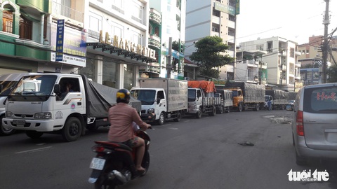 Phà An Hòa bất ngờ hư buồng lái gây kẹt xe hàng giờ - Ảnh 2. Phà An Hòa bất ngờ hư buồng lái gây kẹt xe hàng giờ - Ảnh 2.