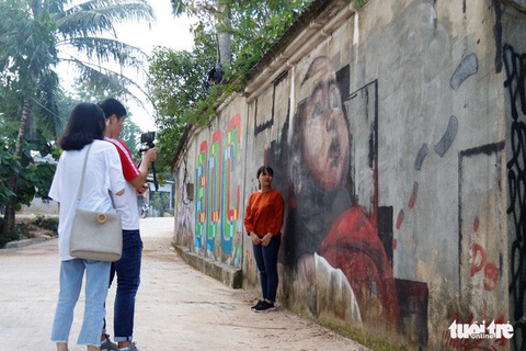Con đường graffiti hút hồn bạn trẻ xứ Huế - Ảnh 1. Con đường graffiti hút hồn bạn trẻ xứ Huế - Ảnh 1.