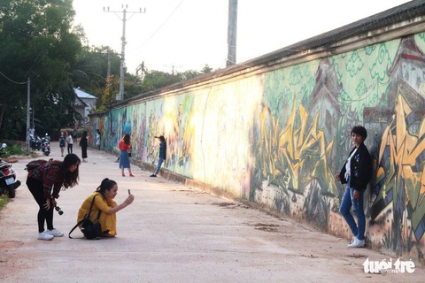Con đường graffiti hút hồn bạn trẻ xứ Huế - Ảnh 2. Con đường graffiti hút hồn bạn trẻ xứ Huế - Ảnh 2.