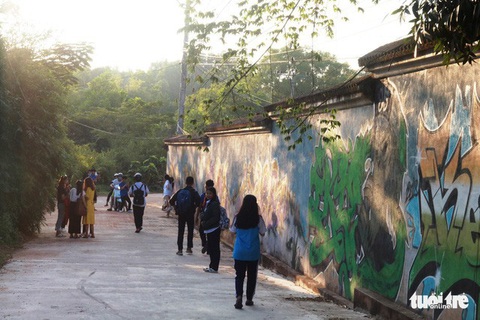 Con đường graffiti hút hồn bạn trẻ xứ Huế - Ảnh 3. Con đường graffiti hút hồn bạn trẻ xứ Huế - Ảnh 3.