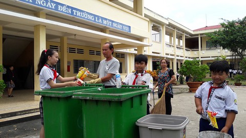 Tiếng kẻng nhặt rác: không chỉ là trách nhiệm của cô lao công - Ảnh 1. Tiếng kẻng nhặt rác: không chỉ là trách nhiệm của cô lao công - Ảnh 1.