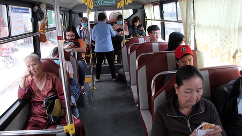 Xe buýt trợ giá được đầu tư nhiều, khách vẫn giảm sâu - Ảnh 1. Xe buýt trợ giá được đầu tư nhiều, khách vẫn giảm sâu - Ảnh 1.